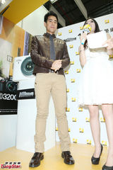 组图：彭于晏帅气现身笑容优雅魅力十足