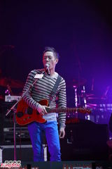 组图：黄贯中享受照顾爱女 携手方大同秀吉他