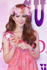 组图：周杰伦女友昆凌靓丽代言 为违规停车道歉