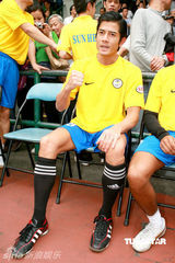 幻灯图：郭富城黄日华陈百祥等举行球赛纪念尹志强