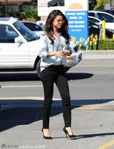 组图：赛琳娜深V衬衫OL风 黑超高跟超有范儿