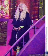 组图：麻辣鸡个唱粉丝强行上台 与保镖激烈扭打