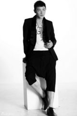 组图：罗晋新拍黑白写真 简约干练显型男魅力