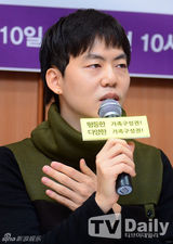 组图：韩导演与伴侣十指紧扣敦促同性婚姻合法