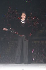 组图：黄伟文作品展落幕 陈奕迅何韵诗台上激吻