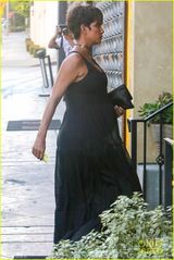 组图：47岁哈利贝瑞怀孕涨奶 透视裙现大肚轮廓