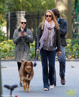 组图：阿曼达-塞弗里德外出散步 表情诡异与狗狗撞脸