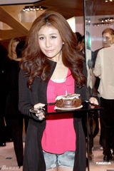 周慧敏自言有不少同志朋友 赌王四太送何超盈首饰