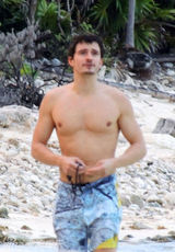 超模可儿携夫抱子海边拥吻 布鲁姆现吻痕(图)