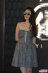 组图：舒淇戴眼镜知性亮相 露胸裙装性感优雅