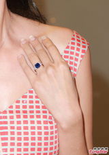 组图：女星AnaR暂无意做妈妈 秀婚戒甜蜜赞老公