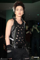 组图：棒棒堂小煜开发廊当老板 兄弟们出席力挺