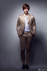 组图：邓伦花样西装写真 韩范美男青春时尚
