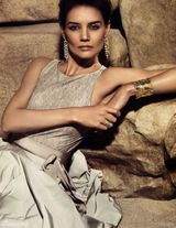 高清图：阿汤嫂凯蒂-赫尔姆斯饰品写真高贵神秘