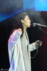 组图：2013微博之夜曲婉婷献唱新歌