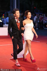 组图：艾怡良性感秀美腿 工作人员蹲地理裙摆