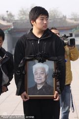 组图：中国播音界泰斗张颂追悼会 亲友捧遗像送行