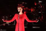 组图：谭维维首唱会红裙献唱 摇滚女王气势十足