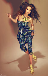 组图：麦迪娜冷色系写真 精致五官酷似芭比