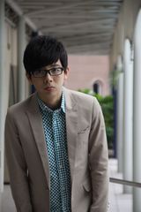 高清图：胡夏“萌”游新加坡 造型经典笑容灿烂