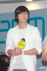 组图：韩国组合2am香港办签名会 人气爆棚粉丝众多