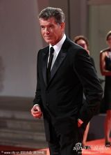 组图：老牌007布鲁斯南帅气现身威尼斯美女环绕