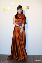 组图：周慧敏优雅亮相名流晚宴 穿长裙隐约秀美腿