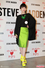 组图：吴莫愁前卫造型捞金 丁子高赞其歌声