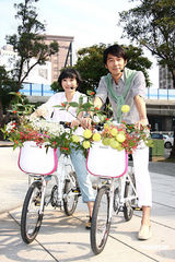 高清图：陶晶莹夫妇携手宣传旅游 骑自行车入场