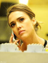 高清组图：杰西卡-阿尔芭现身美甲店表情多多