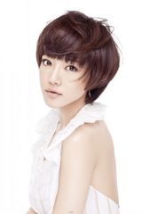 组图：邓家佳多变发型获追捧 短发俏皮长发柔美