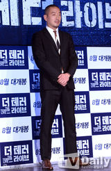 组图：河正宇寸头亮相《The Terror Live》发布