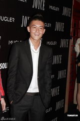 组图：陈冠希亮相闭口不提锋芝 杨千嬅裸胸裙性感