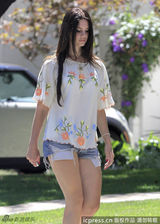 组图：拉娜-德雷清凉装亮相 超短热裤秀长腿