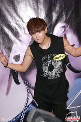 组图：黄鸿升送女粉丝拥抱 望交港女友学广东话