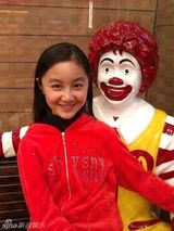 组图：点读机女孩中学生活照曝光 依旧清秀可爱