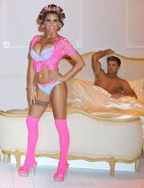 组图：艳星乔丹爆乳秀内衣猛男床上助阵