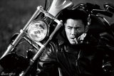 组图：邵兵哈雷大片黑白狂野 磨砺路上王者归来
