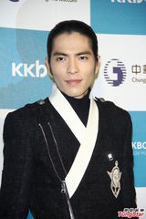 组图：萧敬腾受恐吓照常演出 保镖贴身保护