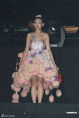 组图：王菀之香港办首场个唱 容祖儿方大同捧场