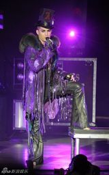 幻灯图集：《美偶》冠军亚当-兰伯特加拿大开唱