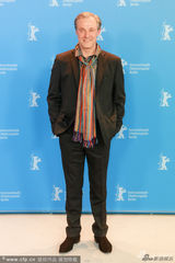 组图：《天堂希望》发布会 导演亲吻女星