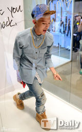 组图：G-DRAGON公开MV片场 千名粉丝同参与