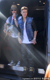 组图：比伯当街献唱谢歌迷 小天王自恋摸发