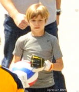 组图：贝克汉姆带三子玩球 父子享受运动乐趣