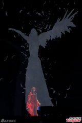 组图：陈绮贞红馆开唱 火红礼服上演女女热吻