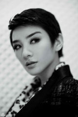 组图：黄奕早秋时尚街拍 豹纹出镜御姐范十足