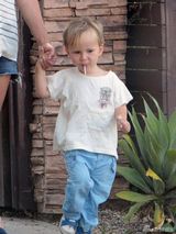 组图：波特曼携爱子出街 小米派德舔棒糖抢镜