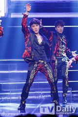 组图：神话打榜夺冠李孝利性感 EXO回归显狼性