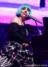 组图：Lady Gaga罗马开唱 绿发抢眼巨大裙摆裹身